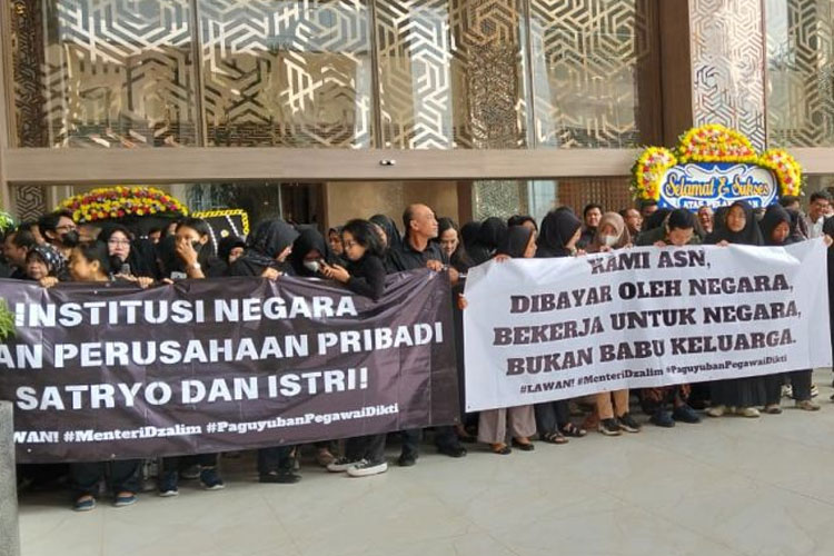 Demonstrasi ASN di Kemendiktisaintek beberapa waktu lalu. (FOTO: ist) 