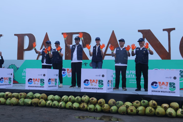 Bersama Gubernur DIY, Menpar RI Luncurkan Gerakan Wisata Bersih di Pantai Parangtritis Bantul