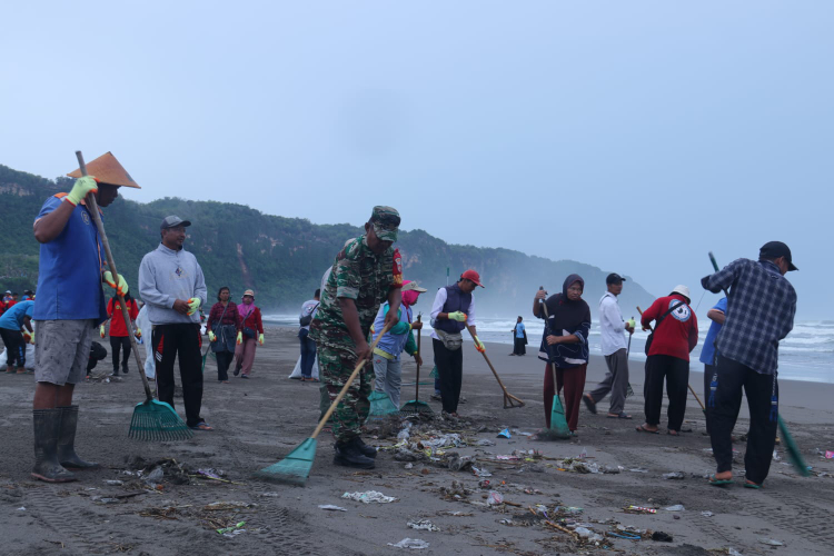 Gerakan-Wisata-Bersih-di-Pantai-Parangtritis-Bantul-c.jpg