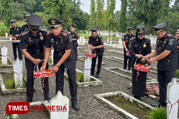 Karutan Beserta Petugas Rutan Pemalang Gelar Tabur Bunga Peringati Hari Bhakti Imigrasi ke-75