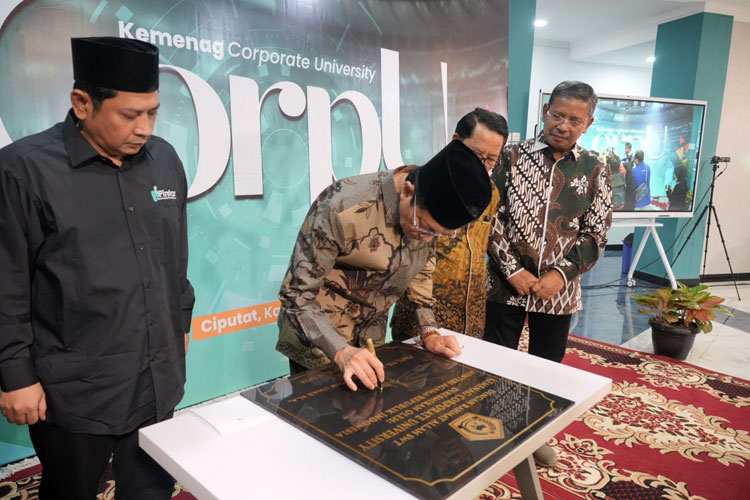 Menteri Agama Nasaruddin Umar meluncurkan  Pusat Informasi Strategi Kebijakan Keagamaan (PIJAKAN)  dan Kementerian Agama Corporate University atau Kemenag Corpu, Kamis (23/1/2025). (Foto: kemenag ri)