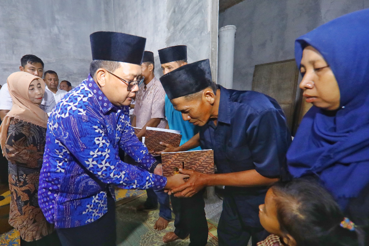 Pj Gubernur Jatim Beri Santunan Uang Duka Lima Korban Longsor Denpasar