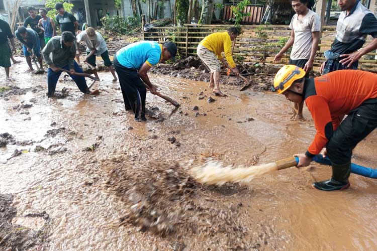 Longsor dan Plengsengan Jebol di Bondowoso Akibat Diguyur Hujan