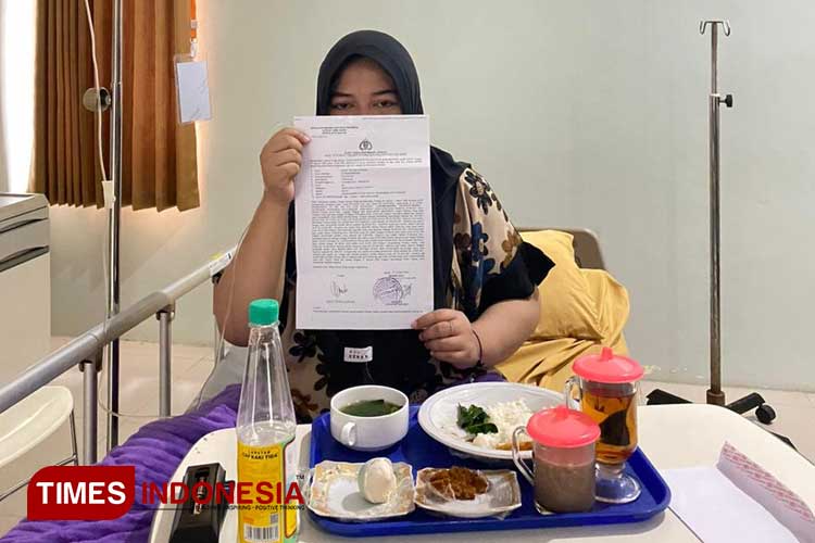 Devia tunjukan berkas pelaporan polisi atas dugaan penipuan yang dilakukan temannya dengan modus jual beli emas. (Foto: Susi/TI)
