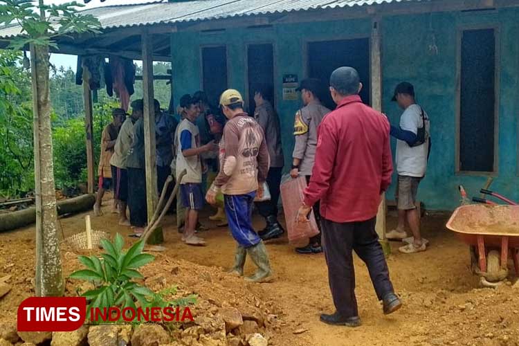 Polres Pacitan Tanggap Cepat Tangani Longsor di Tulakan yang Jebol Dinding Rumah Warga