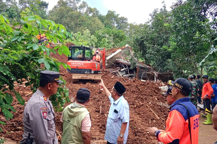 Respon Cepat Longsor Jombang, Tim BPBD Jatim Bantu Pencarian dan Evakuasi Korban