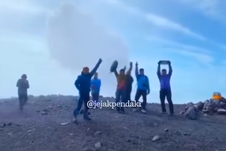 Viral Rombongan Pendaki Ilegal di Gunung Semeru, TNBTS Berikan Sanksi