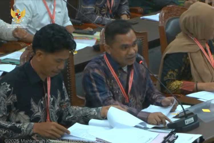 Ketua Bawaslu Taliabu La Umar La Juma (tengah) dan dua anggotanya saat menjelaskan soal PSU. (Foto: Tangkap Layar Sidang MK)