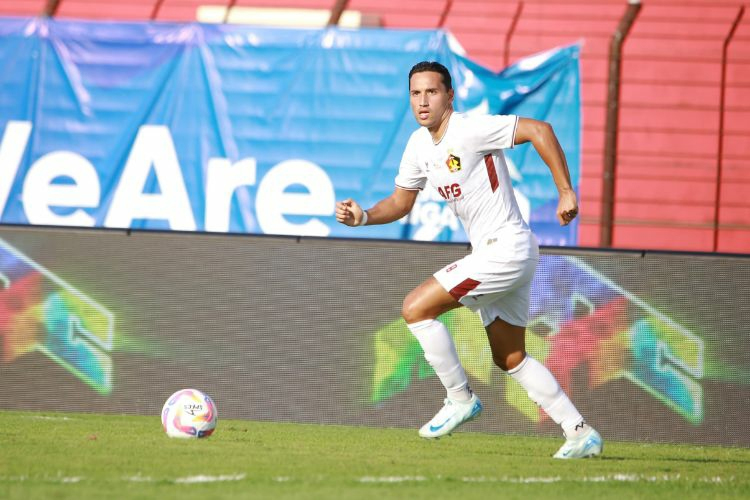 Ezra Walian dalam salah satu laga bersama Persik Kediri ( foto : Dok Persik)