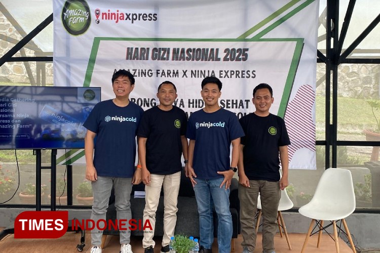 GM Amazing Farms, Dedi dan rekannya berfoto bersama pimpinan Ninja Kurir pada acara temu muka dan pencerahan. (Foto: Djarot/TIMES Indonesia)