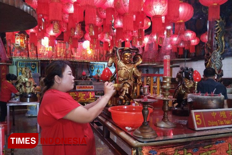 Salah satu patung di Klenteng Tjoe Hwie Kiong Kota Kediri Dibersihkan (foto :Yobby/Times Indonesia)