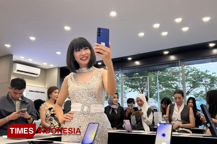 Dokter Inneke menjelajah kecanggihan Samsung Galaxy S25 Series saat acara First Hands-on Experience New Galaxy S25 Series di Samsung Experience Store Bumilindo Graha Family, Surabaya, Jumat (24/1/2025). (FOTO: Lely Yuana/TIMES Indonesia)