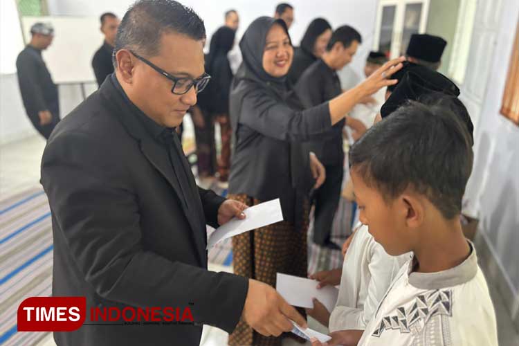 Aston Banyuwangi Hotel Bagikan Santunan untuk Anak Yatim Piatu