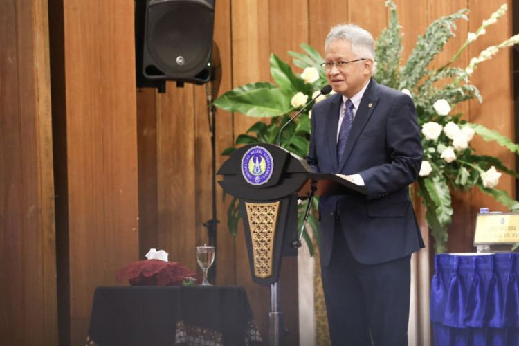 Menteri Diktisaintek Satryo Soemantri Brodjonegoro dalam rangkaian Pelantikan Rektor Universitas Negeri Yogyakarta. 