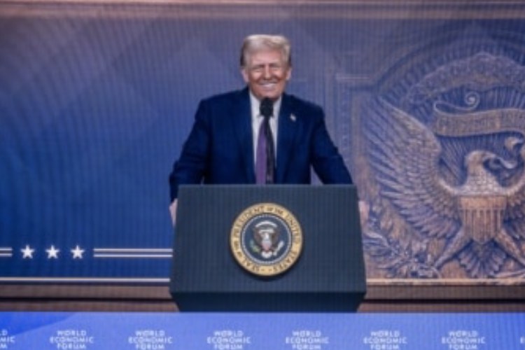 Presiden Donald Trump berbicara lewat telekonferensi video kepada peserta Forum Ekonomi Dunia (WEF) di Davos, Swiss Kamis (23/1/2025). (FOTO: VOA Indonesia/AFP)