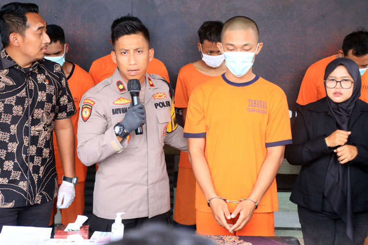Wakapolres Malang, Kompol Bayu Halim Nugroho, saat menjelaskan modus tindak pidana curanmor, di Polres Malang, Jum'at (24/1/2025). (Foto: Humas Polres)