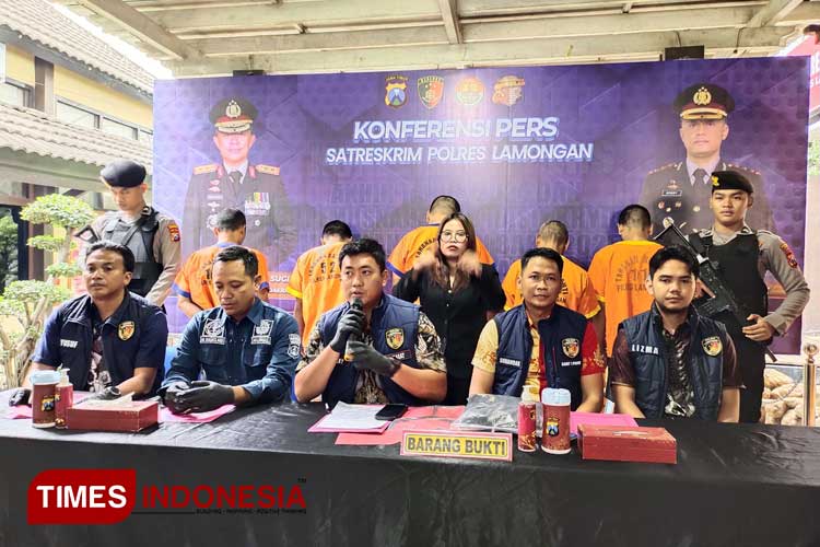 Kasat Reskrim AKP Rizky Akbar Kurniadi saat release ungkap kasus curanmor dengan pemberatan, Jumat (24/1/2025). (Foto: Moch. Nuril Huda/TIMES Indonesia)