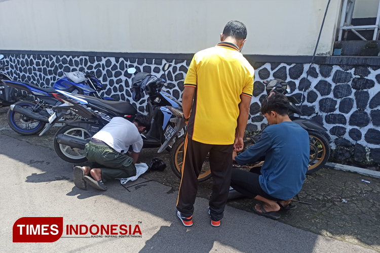 Pengendara di Kabupaten Majalengka, tengah mencopot knalpot brong. (FOTO: Jaja Sumarja/TIMES Indonesia)