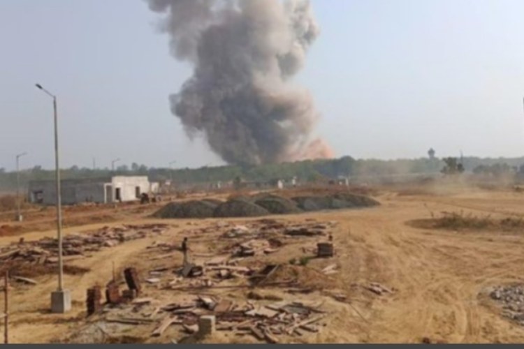 Asap besar tampak mengepul ke udara beberapa saat setelah terjadi ledakan di pabrik senjata di Jawahar Nagar di distrik Bhandara, Maharashtra. (FOTO: Pragavitadi)