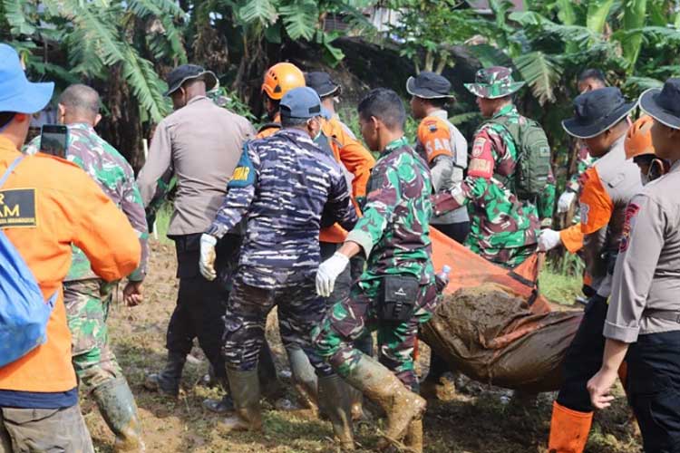 Prajurit Lanal Tegal Bersama Tim SAR Gabungan, Kembali Temukan Korban Tanah Longsor di Pekalongan