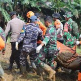 Prajurit Lanal Tegal Bersama Tim SAR Gabungan, Kembali Temukan Korban Tanah Longsor di Pekalongan