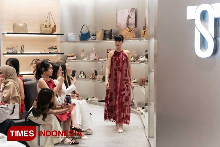 Trunk show model mengenakan tas dan alas kaki koleksi terbaru Staccato di Gerai Staccato Ciputra World Mall Surabaya, Rabu (22/1/2025). (Foto: Lely Yuana/TIMES Indonesia)