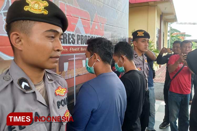 Dua pelaku penyelundup pupuk subsidi saat di Mapolres Probolinggo.(Foto: Dicko W/TIMES Indonesia)
