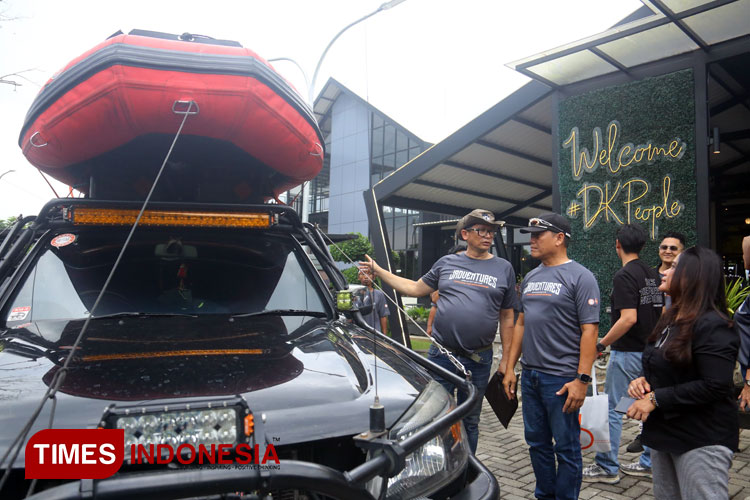 Kepala Staf Kepresidenan Letjen TNI (Purn) AM Putranto (tengah), ketua Jade Adventure Club, Rachmad Santoso (kiri) dan Sri Widji Wahyuning Utami, Chief Bussines and Corporate Officer TIMES Indonesia meninjau armada Makota Rescue. (Foto: Tria Adha/TI)