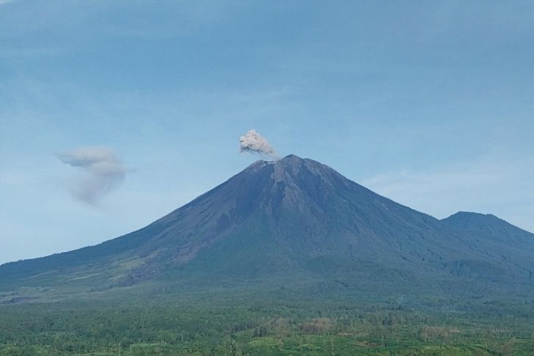 Semeru Erupsi 10 Kali, Tinggi Letusan Capai 1 Kilometer