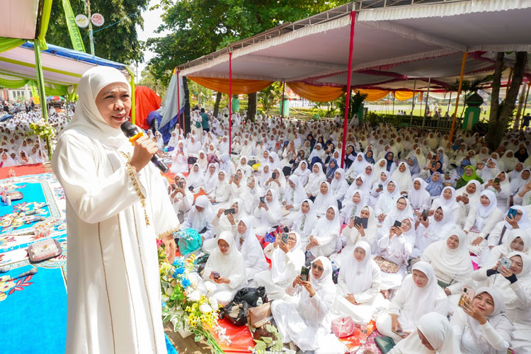 Istigasah dan Doa Bersama Ribuan Muslimat NU Bangil, Khofifah Ajak Perbanyak Kebaikan di Bulan Rajab