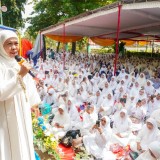 Istigasah dan Doa Bersama Ribuan Muslimat NU Bangil, Khofifah Ajak Perbanyak Kebaikan di Bulan Rajab