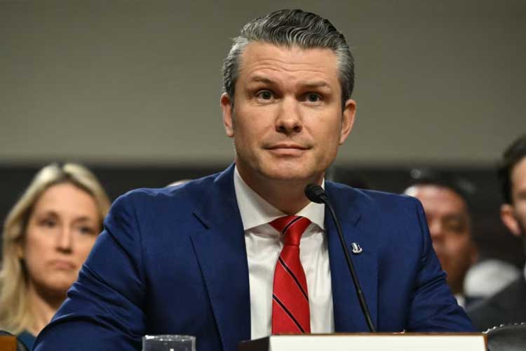 Pete Hegseth, calon Menteri Pertahanan pilihan Presiden terpilih Donald Trump, bersaksi dalam sidang konfirmasi di Komite Angkatan Bersenjata Senat, 14 Januari 2025, di Capitol Hill, Washington, DC. (Foto: VOA Indonesia/AFP)