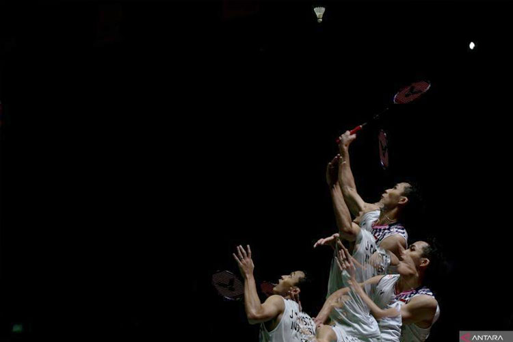 Multiple exposure Jonatan Christie mengembalikan kok ke arah tunggal putra Jepang Kenta Nishimoto pada perempat final Daihatsu Indonesia Masters 2025 di Istora Senayan, Jakarta, Jumat (24/1/2025). (FOTO: ANTARA FOTO/Fauzan/rwa)