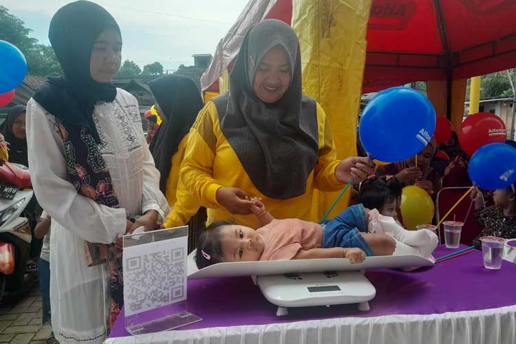 Alfamart Bakti Kesehatan di Lereng Gunung Bromo Peringati Hari Gizi Nasional