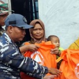 Warga Terdampak Tanah Longsor di Pekalongan Dapat Bantuan Obat dan Sembako dari Prajurit Lanal Tegal