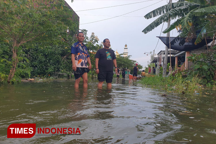 Anggota Komisi III DPRD, Yuyun Wahyudi atau Bowo (Kanan) saat meninjau lokasi banjir di Kecamatan Bungah (FOTO: Akmal/TIMES Indonesia).