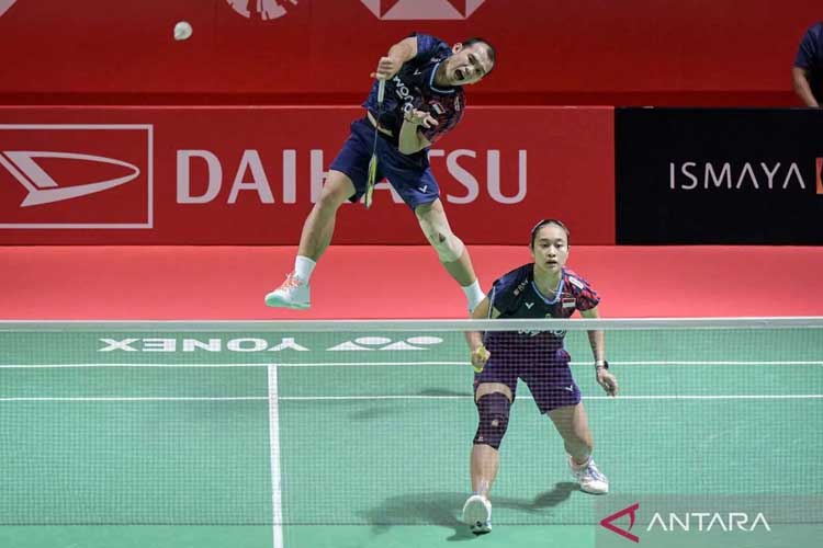 Aksi Pebulu tangkis ganda campuran Indonesia Rinov Rivaldy (kiri) dan Lisa Ayu Kusumawati (kanan) pada perempat final Daihatsu Indonesia Masters 2025 di Istora Senayan. (Foto: Antara//Fauzan/YU)