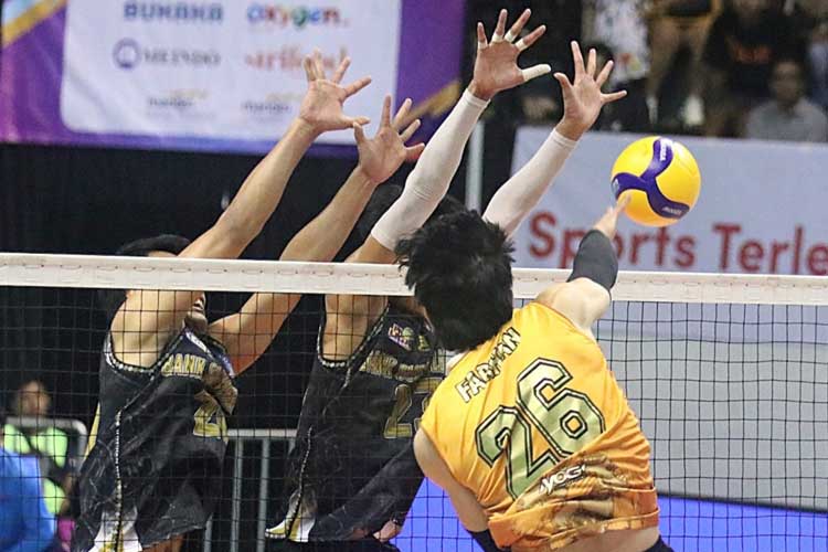 Bhayangkara Presisi (kuning) berhasil mengalahkan Palembang Bank Sumsel di lanjutan PLN Mobile Proliga 2025 di Jawa Pos Arena Surabaya. (Foto: PBVSI)