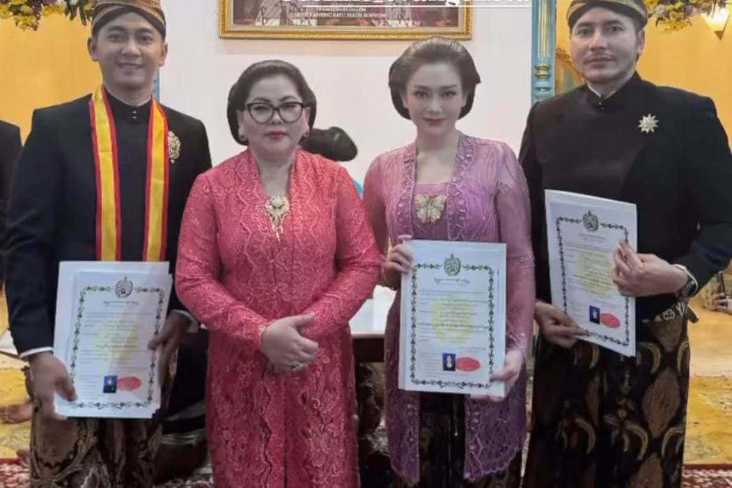 Pemberian gelar kehormatan untuk insan seni budaya di upacara Jumenengan Keraton Solo. (Foto: Keraton Solo)