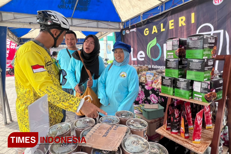 Nurul Khotimah memanfaatkan Genggong Go Green Carnival 2025 untuk memperkenalkan produk olahannya. (Foto: Ryan Haryanto/TIMES Indonesia)