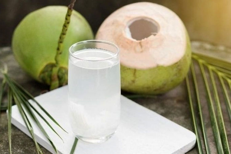 Minum Air Kelapa Selama Seminggu, Rasakan 8 Manfaat Luar Biasa Ini