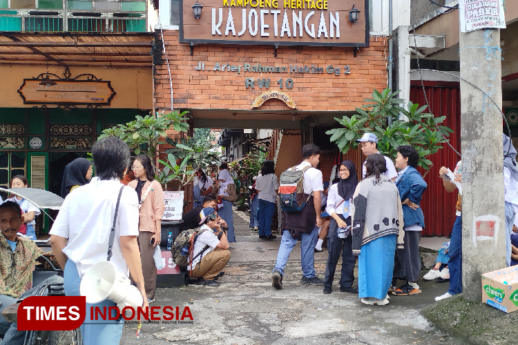 Muda Mudi Kayutangan Malang Gelar Walking Tour Pakai Seragam Sekolah