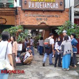 Muda Mudi Kayutangan Malang Gelar Walking Tour Pakai Seragam Sekolah