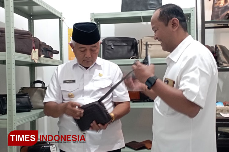 Produk kerajinan kulit AlviLeather milik Andrianto, saat dikunjungi Bupati Malang, HM Sanusi, di Jatirejoyoso, Kepanjen, Kabupaten Malang, kemarin. (FOTO: Amin/TIMES Indonesia)