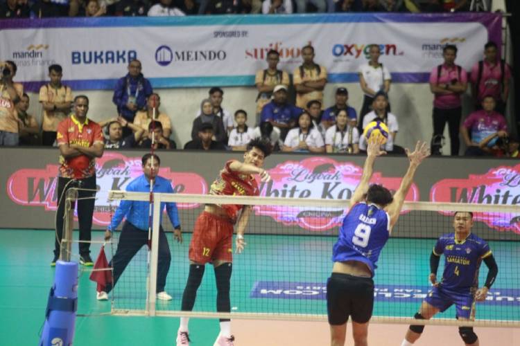 LavAni (biru) berhasil kalahkan Samator 3-0 dalam lanjutan PLN Mobile Proliga 2025 di Jawa Pos Arena Surabaya. (Foto: PBVSI)