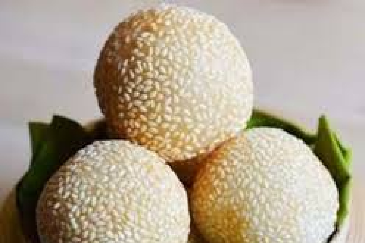 Bagi warga Tionghoa, onde-onde adalah simbol keberuntungan. Warna kuning dan bentuk bulat merupakan simbol hoki. Biji wijen melambangkan kemakmuran.(Dok.Pimterest)