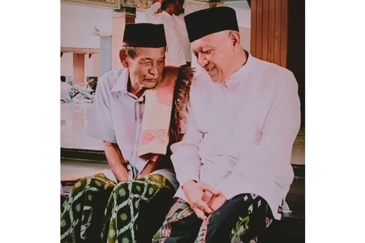 KH Hasyim Abbas (kiri) semasa hidup. Ulama Nahdlatul Ulama asal Gresik, Jawa Timur ini meninggal Minggu (26/1/2025) malam. (Foto: dok TI)