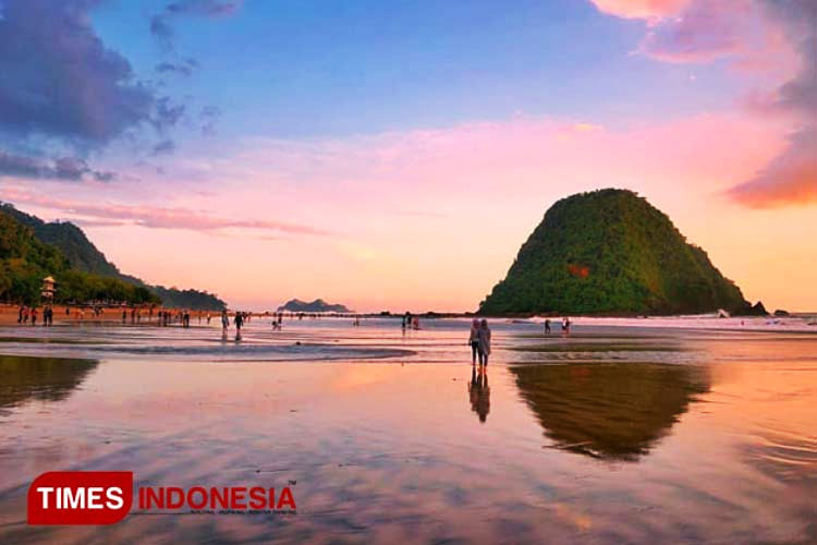 Libur Tahun Baru Imlek, Pantai Pulau Merah Banyuwangi Kembali Diserbu Wisatawan