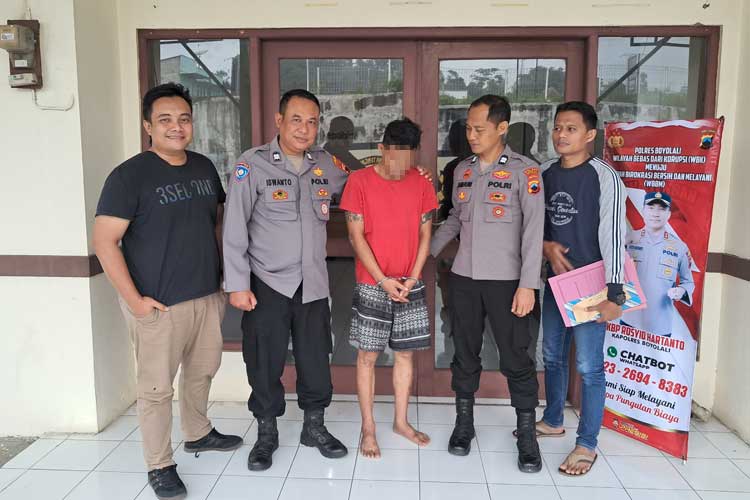 Pelaku penggelapan kendaraan saat dibawa ke Polres Boyolali. (FOTO: Sie Humas Polres Boyolali)