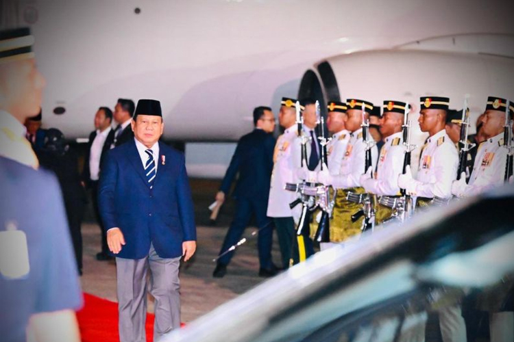 Presiden Prabowo Subianto tiba di Pangkalan Tentera Udara Diraja Malaysia Subang, untuk melakukan kunjungan kenegaraan di Malaysia, Senin (27/1/2025). (ANTARA/HO-Biro Pers Sekretariat Presiden)